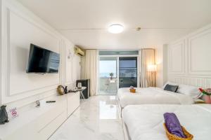 Televisyen dan/atau pusat hiburan di Bang Saen Royal Beach by Sea view Bang Saen