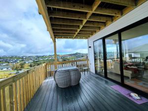 Uma varanda ou terraço em Orewa New house with view on deck near Cafe,bush & river