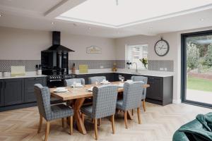 eine Küche und ein Esszimmer mit einem Holztisch und Stühlen in der Unterkunft Lime Kiln Cottage in Bridlington