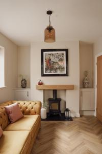 ein Wohnzimmer mit Couch und Kamin in der Unterkunft Lime Kiln Cottage in Bridlington