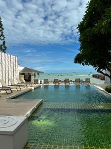 Bazén v ubytování Punnpreeda Beach Resort - SHA Plus Certified nebo v jeho okolí