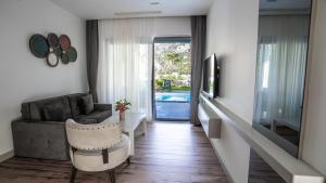 Телевизор и/или развлекательный центр в Z-Villas Beach Hotel