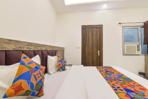 Postel nebo postele na pokoji v ubytování FabHotel Dev Palace