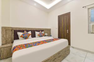 Postel nebo postele na pokoji v ubytování FabHotel Dev Palace