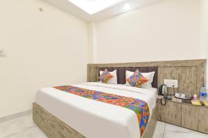 Postel nebo postele na pokoji v ubytování FabHotel Dev Palace