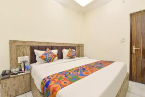 Postel nebo postele na pokoji v ubytování FabHotel Dev Palace