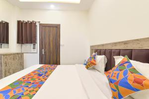 Postel nebo postele na pokoji v ubytování FabHotel Dev Palace