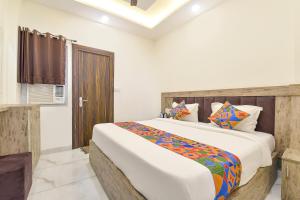 Postel nebo postele na pokoji v ubytování FabHotel Dev Palace