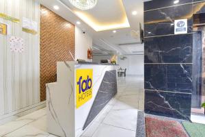 Kuchyň nebo kuchyňský kout v ubytování FabHotel Dev Palace