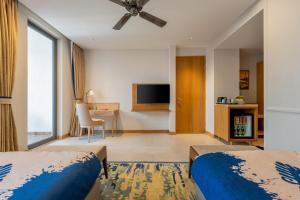 Кровать или кровати в номере The Astor - All Suites Hotel Candolim Goa