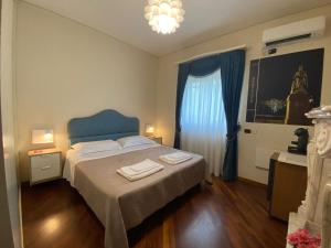 a bedroom with a bed with two towels on it at CASA BATTISTI MESSINA Guest House in centro città, ideale per FAMIGLIE o GRUPPI in Messina