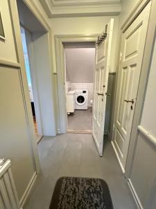 雷克雅未克Apartment in downtown Reykjavik - Birta Rentals的带门的走廊和房间里的微波炉