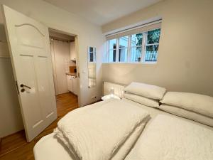 雷克雅未克Apartment in downtown Reykjavik - Birta Rentals的一间卧室，有一张白色的床和一扇窗户