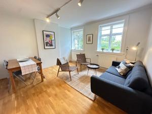 雷克雅未克Apartment in downtown Reykjavik - Birta Rentals的客厅里有一张蓝色的沙发和一张桌子