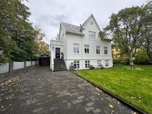 雷克雅未克Apartment in downtown Reykjavik - Birta Rentals的砖车道的白色房子