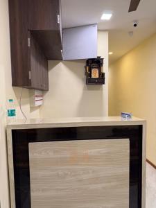 cocina con encimera con reloj en la pared en Hotel Marine Line Near Churchgate, en Bombay