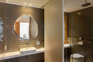 A bathroom at DestinationBCN Universitat Apartments