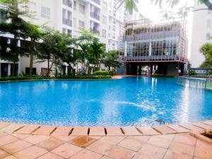Kolam renang di atau dekat dengan Modern and Nice 2BR Apartment Scientia Residence By Travelio