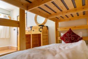 Postel nebo postele na pokoji v ubytování Anza surfhouse