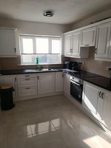 Kuchyň nebo kuchyňský kout v ubytování Olashade Villa