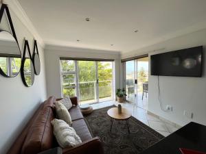 TV a/nebo společenská místnost v ubytování The JBay Oasis