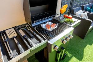 een model van een speelgoedgrill met groenten erop bij Eden Luxury Home in Puerto de Santiago