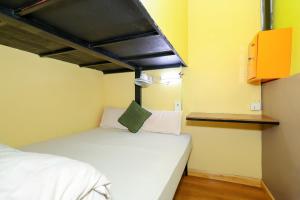 Rúm í herbergi á Antique Hostel Nepal