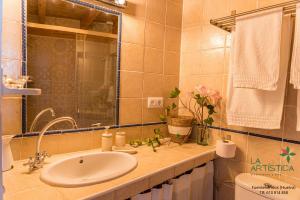 ein Badezimmer mit Waschbecken und Toilette in der Unterkunft Casa rural La Artística, alojamiento y arte in Fuenteheridos + 5 Fotos