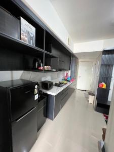 Kuchyň nebo kuchyňský kout v ubytování Apartemen breeze bintaro