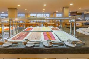 Comida en o cerca de este hotel