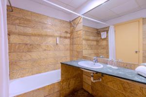 un baño con lavabo y bañera en Moon Dreams Roquetas, en Roquetas de Mar 37 fotos más