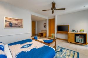 Телевизор и/или развлекательный центр в The Astor - All Suites Hotel Candolim Goa