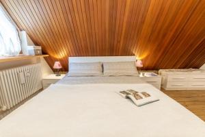 Ένα ή περισσότερα κρεβάτια σε δωμάτιο στο HelloCHALET - Nido dell Aquila romantic view