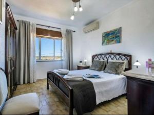 Ένα ή περισσότερα κρεβάτια σε δωμάτιο στο VILLA SALGADOS, near ALBUFEIRA, with Private Pool, 5 minutes from Gale Beach