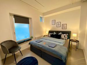 A bed or beds in a room at 120m2 modern 3-Bedroom Loft in Zürich