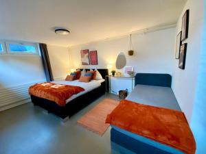 A bed or beds in a room at 120m2 modern 3-Bedroom Loft in Zürich