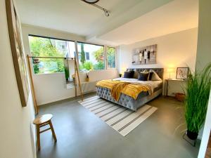 A bed or beds in a room at 120m2 modern 3-Bedroom Loft in Zürich