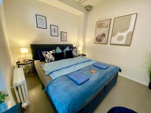 A bed or beds in a room at 120m2 modern 3-Bedroom Loft in Zürich