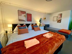 A bed or beds in a room at 120m2 modern 3-Bedroom Loft in Zürich