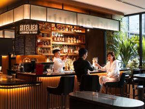 新加坡Pullman Singapore Orchard的一群人坐在餐厅酒吧里 更多37张照片