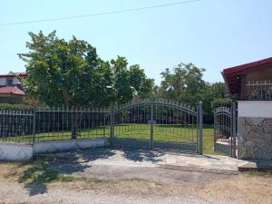 Vonkajšia záhrada v ubytovaní Private two-floor holiday house in Leptokaria