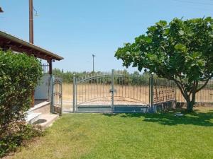 Vonkajšia záhrada v ubytovaní Private two-floor holiday house in Leptokaria