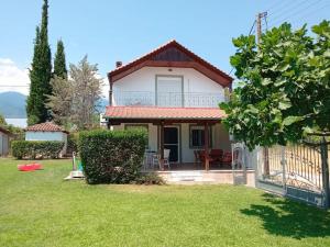 Vonkajšia záhrada v ubytovaní Private two-floor holiday house in Leptokaria