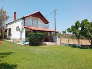 Vonkajšia záhrada v ubytovaní Private two-floor holiday house in Leptokaria