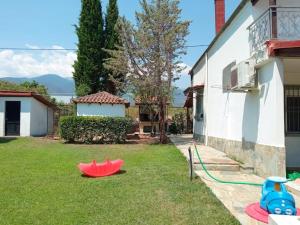 Vonkajšia záhrada v ubytovaní Private two-floor holiday house in Leptokaria