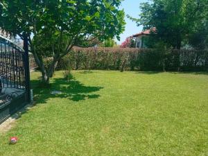 Vonkajšia záhrada v ubytovaní Private two-floor holiday house in Leptokaria