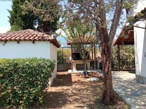 Vonkajšia záhrada v ubytovaní Private two-floor holiday house in Leptokaria
