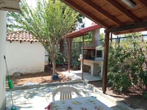 Vonkajšia záhrada v ubytovaní Private two-floor holiday house in Leptokaria