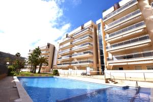 una piscina frente a dos edificios de apartamentos en Ventura Park 1 6, en Salou