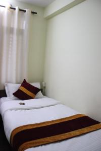 Postel nebo postele na pokoji v ubytování Holy Land Hotel Nepal